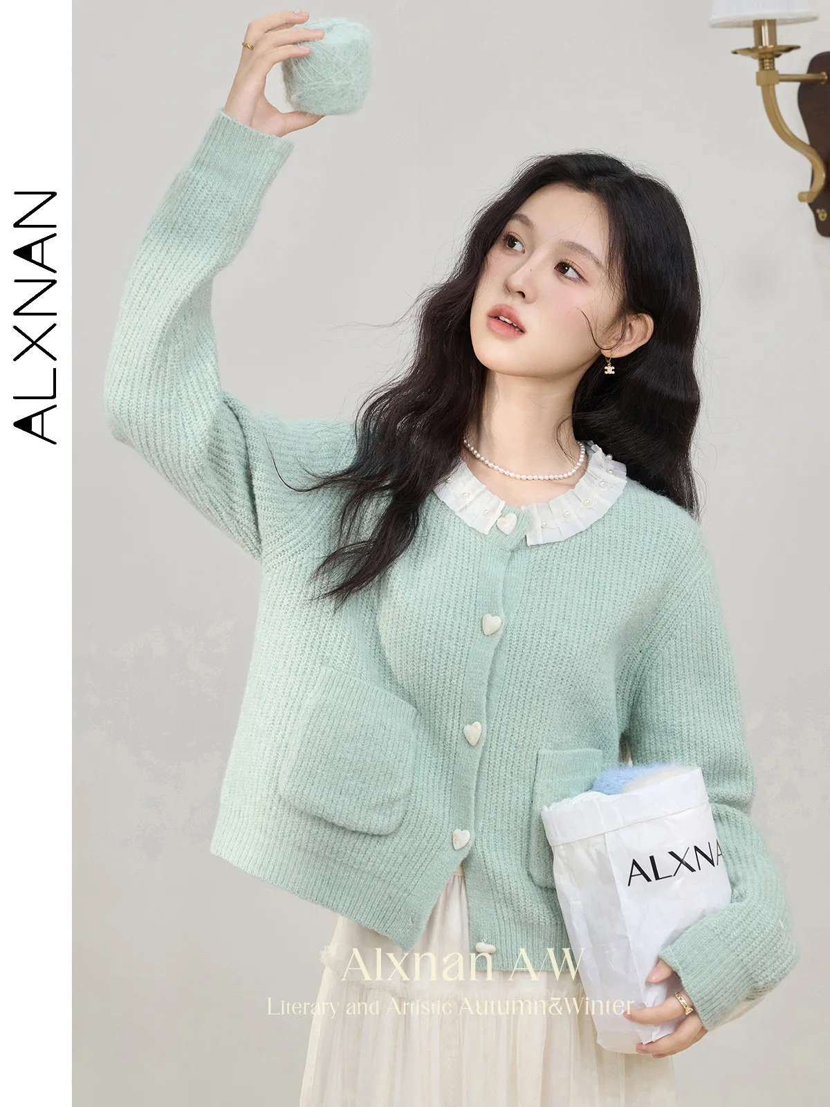 ALXNAN Women's Languid Patchwork Sweaters Pearl Decoration O-neck Long Sleeve Heart Buttons Loose Cardigans Fall Winter L51613