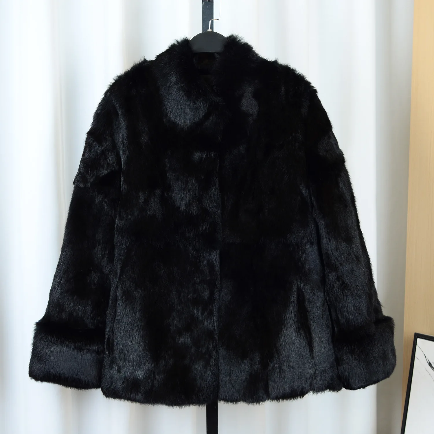 Cappotto di pelliccia di coniglio di alta qualità di vendita caldo per le donne Pelliccia di visone di peluche stile Ins integrata da media a lunga pelliccia sciolta e casual