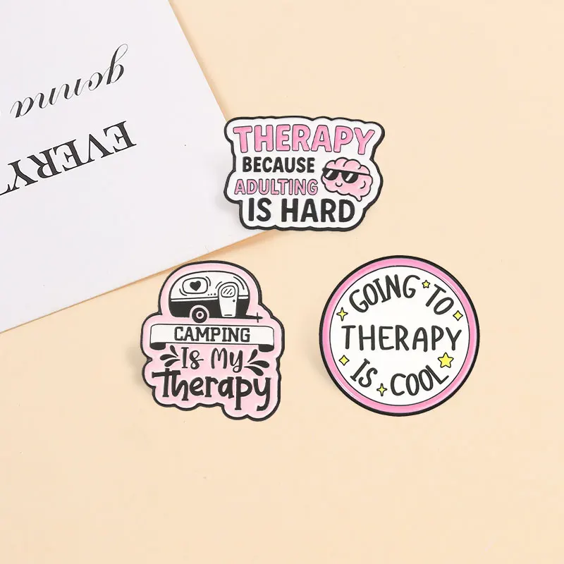 �Therapie zu gehen ist cool“ – Emaille-Abzeichen, „Erwachsen werden ist schwer“ – Zitat-Anstecker, Brosche mit mentaler Gesundheit, Humor, Schmuck, Geschenk – Detail 7