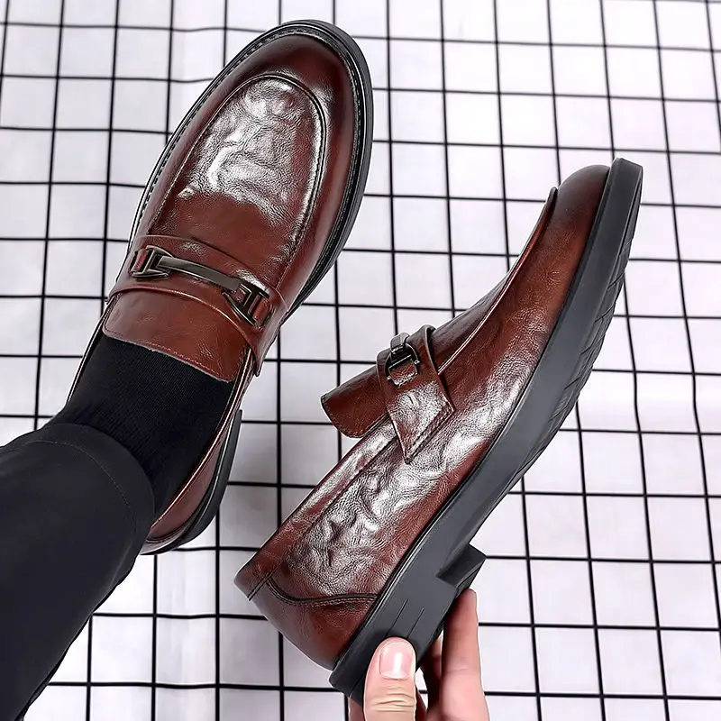 Zapatos de vestir informales de cuero de vaca para hombre, traje de liquidación barato, calzado Social de alta calidad, calzado de moda para primavera y otoño, 39