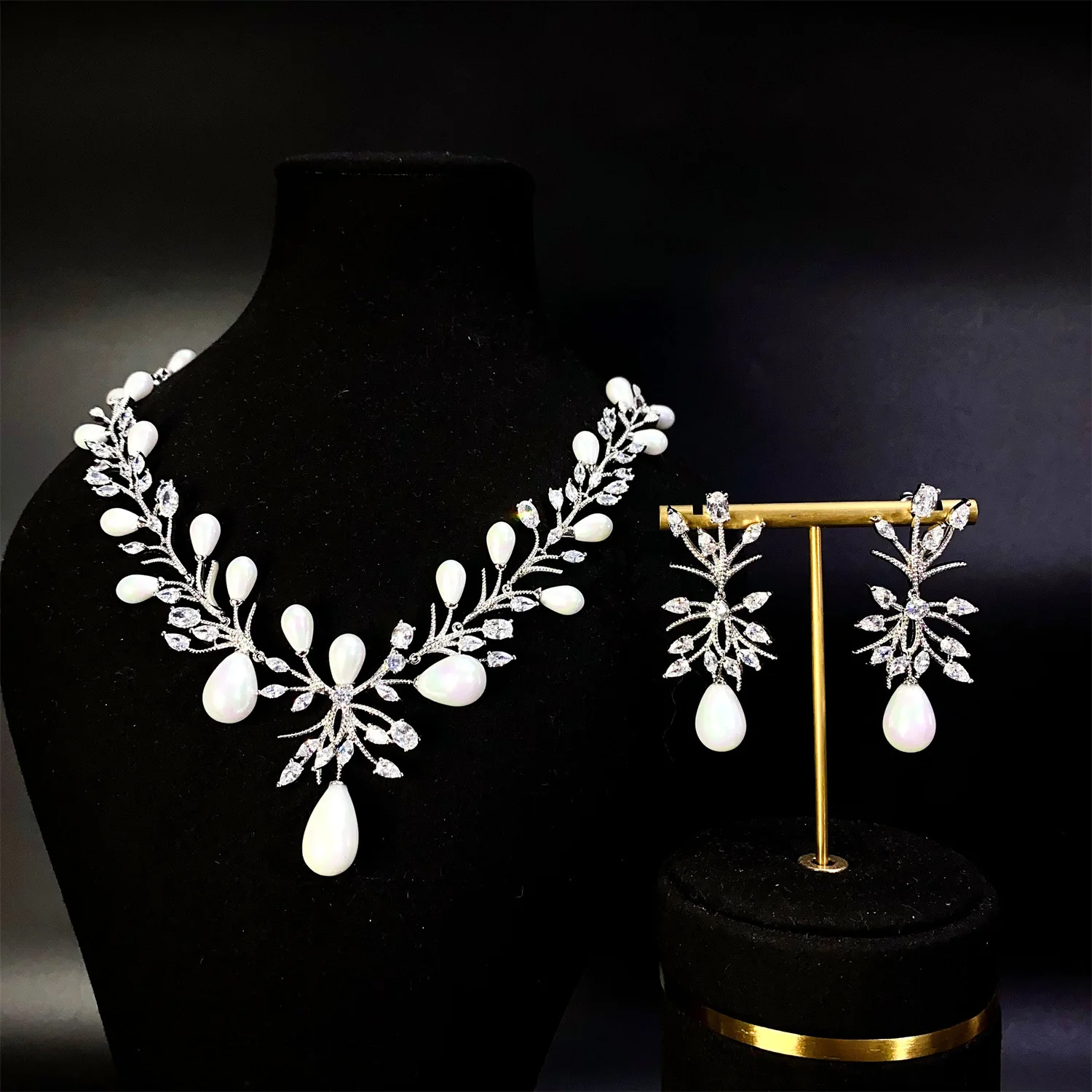

Heartwarming Leaf Shaped Pearl Necklace and Earrings 2 Pcs Women's Jewellery Costume Set Travel Banquet Wedding Party Gift M-664