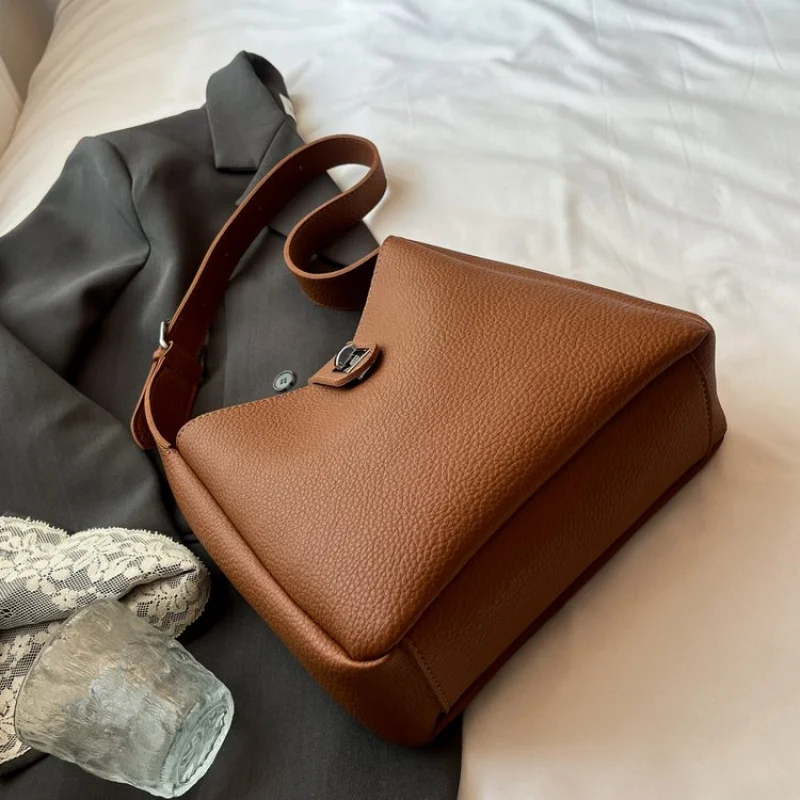

Простая-элегантная новинка 2025 года, женская роскошная брендовая кожаная сумка на плечо, известный дизайнер, популярная, простая, повседневная ​