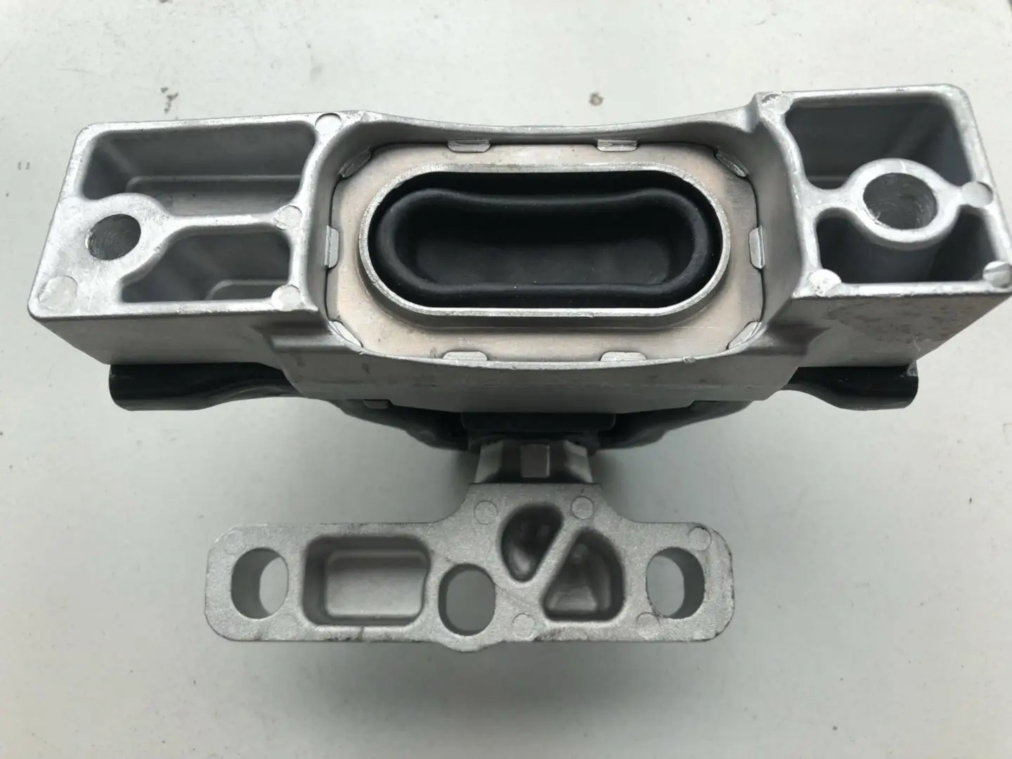 1pcs Engine Mount Bracket / Oil sump bracket / Gearbox bracket for Chinese SAIC ROEWE 350 MG5 2008-2012 Auto car motor parts