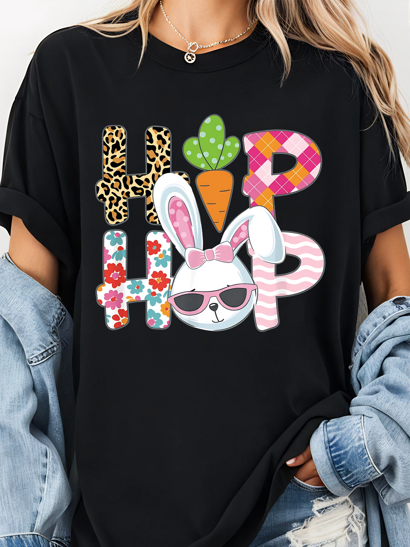 캐주얼한 봄 의상을 위한 다채로운 패턴과 당근 디테일이 있는 이스터 버니 홉 프린트 티셔츠