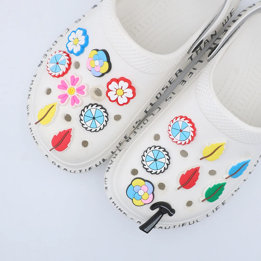 

1 Pc Shoe Decoration Buckles 4-color Leaves Cute Cartoon Flower Shoe Accessories Charms Colorful Flowers Ornament Hammer Gift