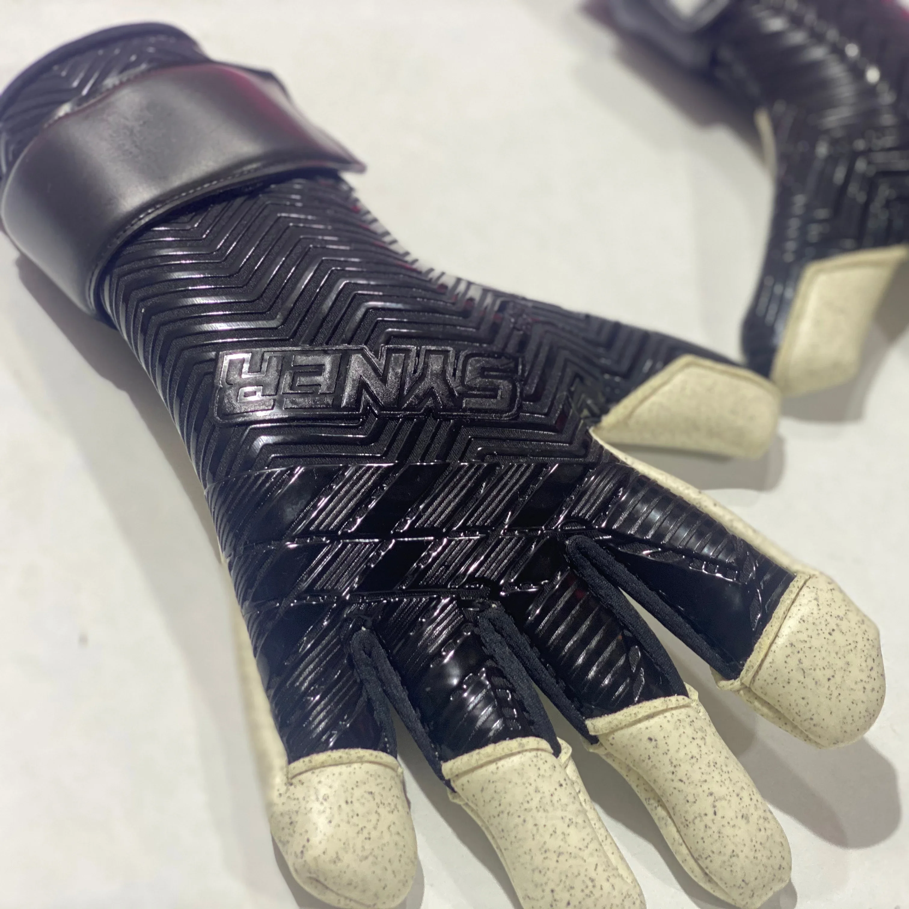 

New arrival custom made hot sale goalkeeper gloves Neoprene German quartz latex grip soccer Extreme quality Football Goalkeeper