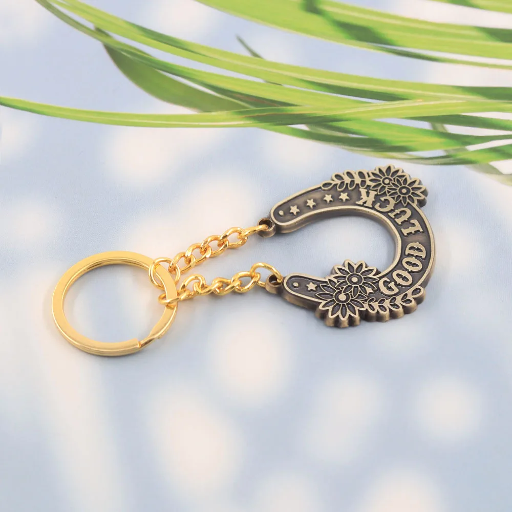Glücksbringer-Hufeisen-Schlüsselanhänger in Goldfarbe mit Blumen-Metallanhänger, Glücksbringer-Anhänger, Schutzamulett, kreativer Taschenanhänger, Schmuck – Detail 10