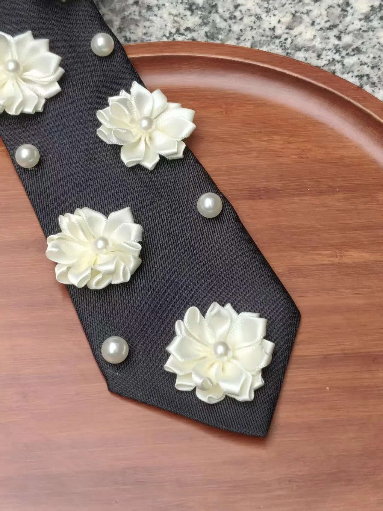 New Black Fabric No-Tie Tie with 3D Off-White Satin Floral and Pearl Interwoven Decoration, Narrow Style Lazy Tie for Women, Suitable for Jk Shirts, Performances, and Photoshoots, Adjustable Neck Accessory