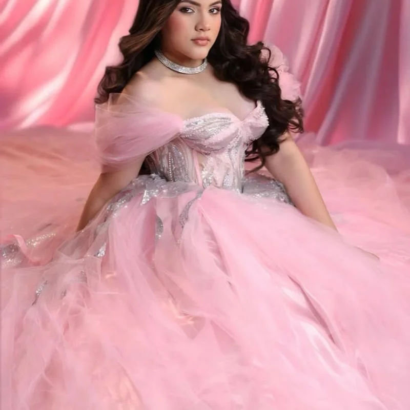

Блестящее розовое платье Quinceanera, кружевное платье с открытыми плечами и кристаллами, блестящая наклейка, длинный хвост, тюлевые платья de 15, Quinceanera ﻿ Индивидуальный