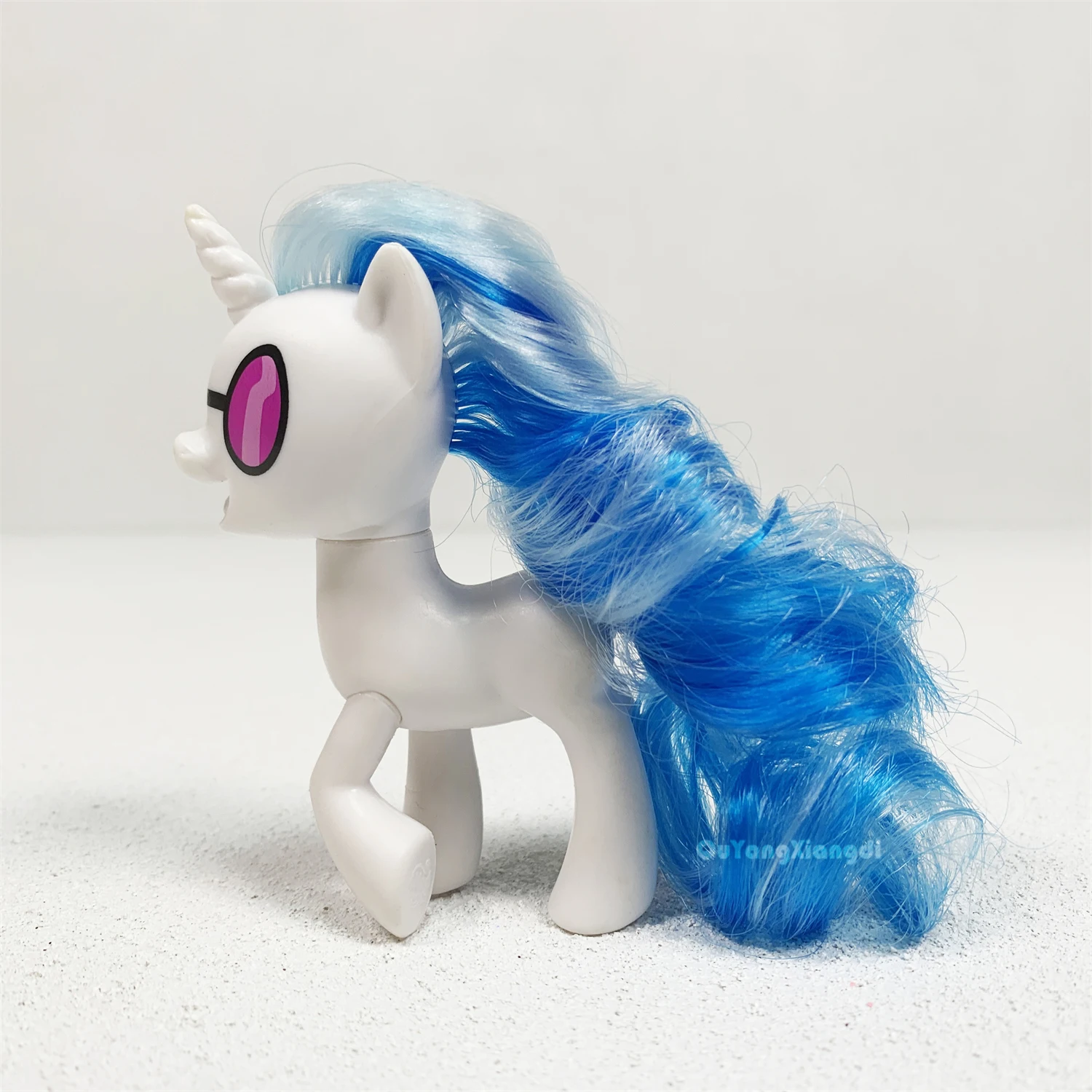 P8-150 Action Figures 8cm Little Cute Horse Model Doll Music prince wearing sunglasses Toys for Children