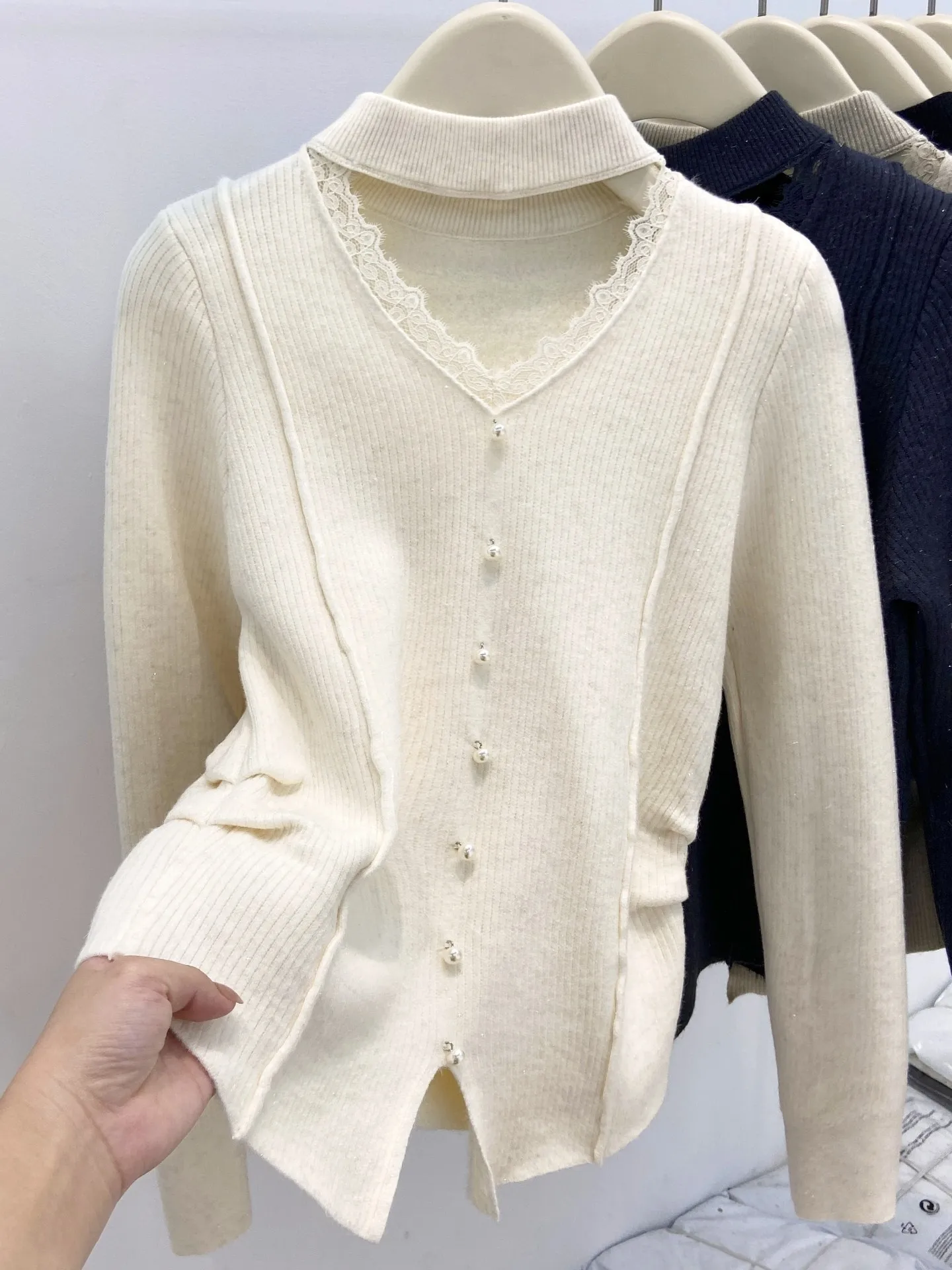 

Женский вязаный свитер с V-образным вырезом, на флисовой подкладке, утолщенный, с дизайнерским вырезом на горловине, новый зимний стиль, теплый фланелевый топ с длинными рукавами