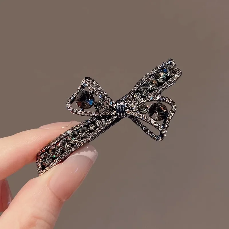 Exquisite schwarze Strass hohle Schleife Haarspange High-End-Damen Pony Seitenclip Entenschnabel Clip koreanischen Stil Haarschmuck