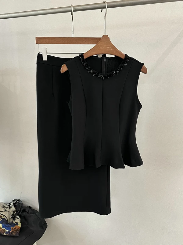 

Элегантный комплект: топ с круглым вырезом и бисером, юбка с завышенной талией. Модный летний женский костюм для весны и лета.