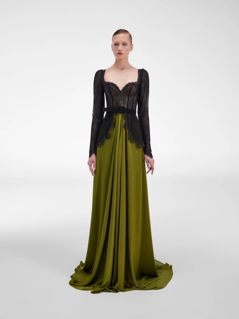 Chique preto-oliva vestido de noite 2026 renda-cetim tapete vestido glamouroso a linha até o chão vestido de festa فسات Iyomavera