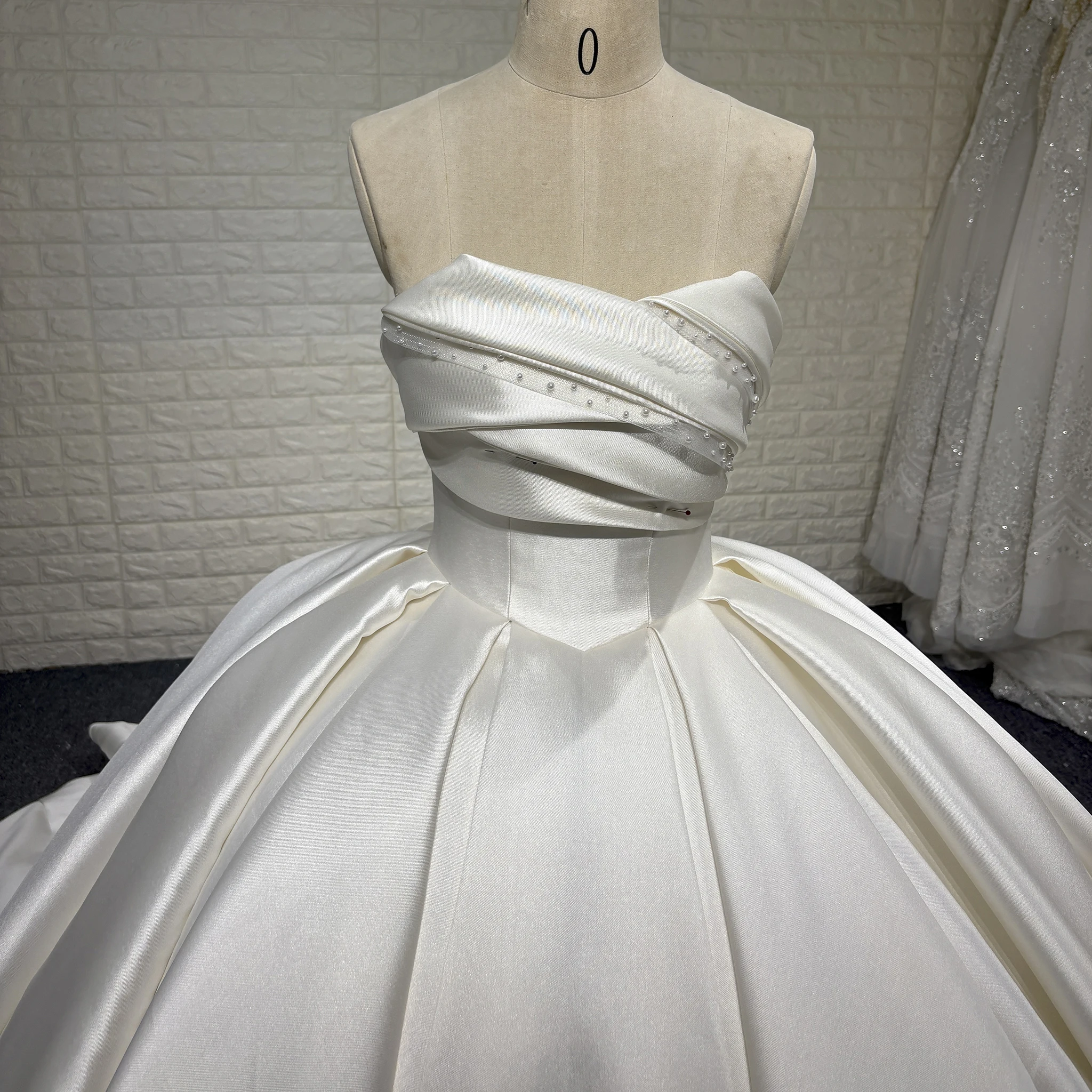 Rosymae – robe de mariée en Satin, décolleté asymétrique, robe de bal, corsage ajusté élégant, jupe volumineuse, sans bretelles, courbes accentuantes