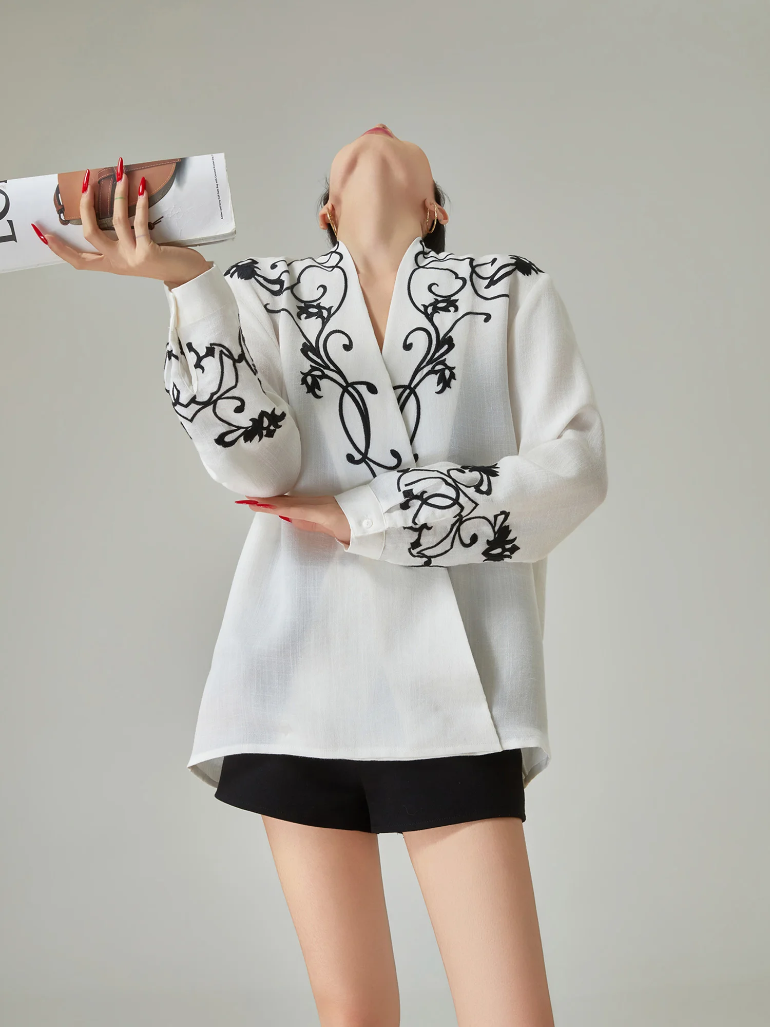 

Retro Embroidered Shirt Loose Fit Long Sleeve V-Neck White Top Spring Summer New Style Commute Simple Polyester Fiber