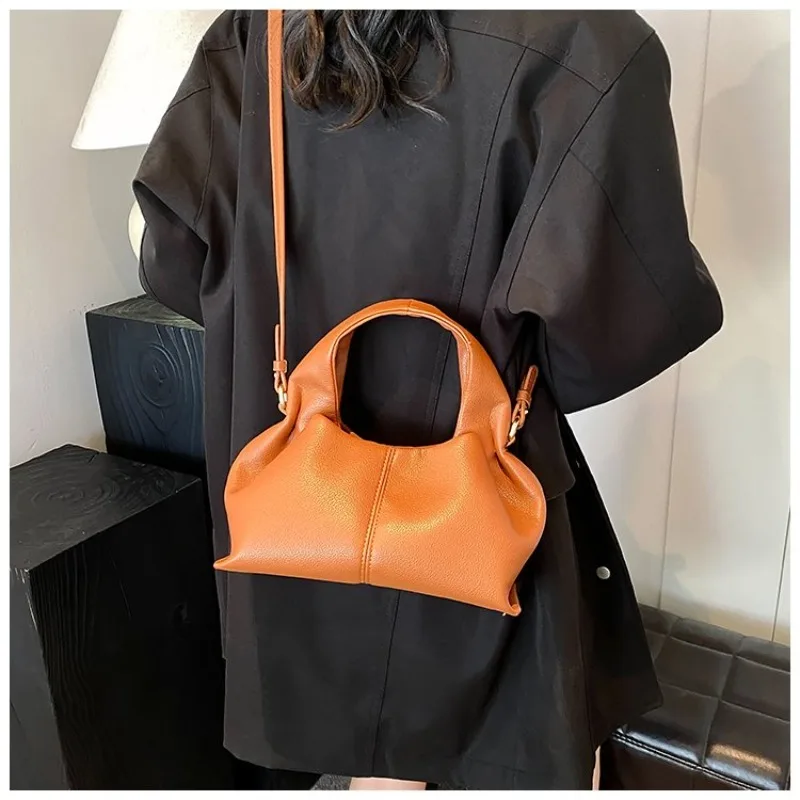 Mini-Halbmond-Umhängetasche, kompakt & stilvoll mit Wildleder-Finish und Bärenmotiv, kleine Kapazität für alltägliche Freizeitaktivitäten & Arbeit – Detail 13