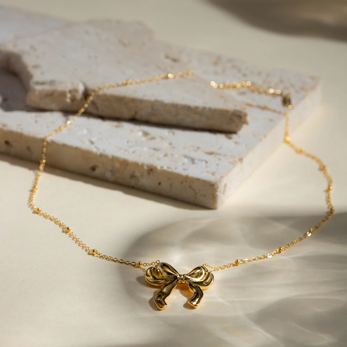 Изысканное женское ожерелье из нержавеющей стали 18K с подвеской в минималистичном стиле с защитой от ржавчины высокого качества