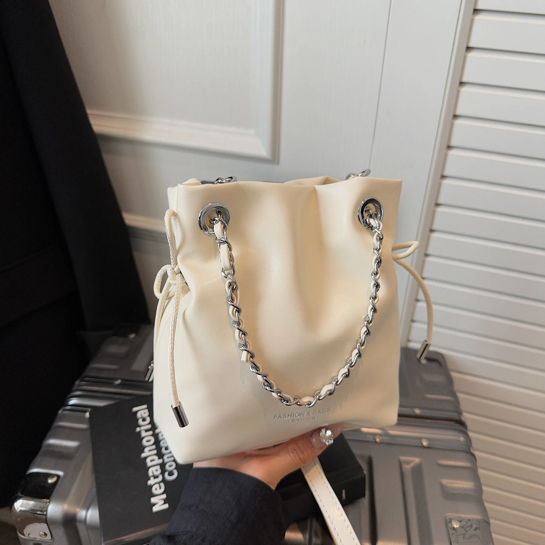

The Luxe Tote 2025 – Spacious Minimalist Carryall for Effortless Workweek Style