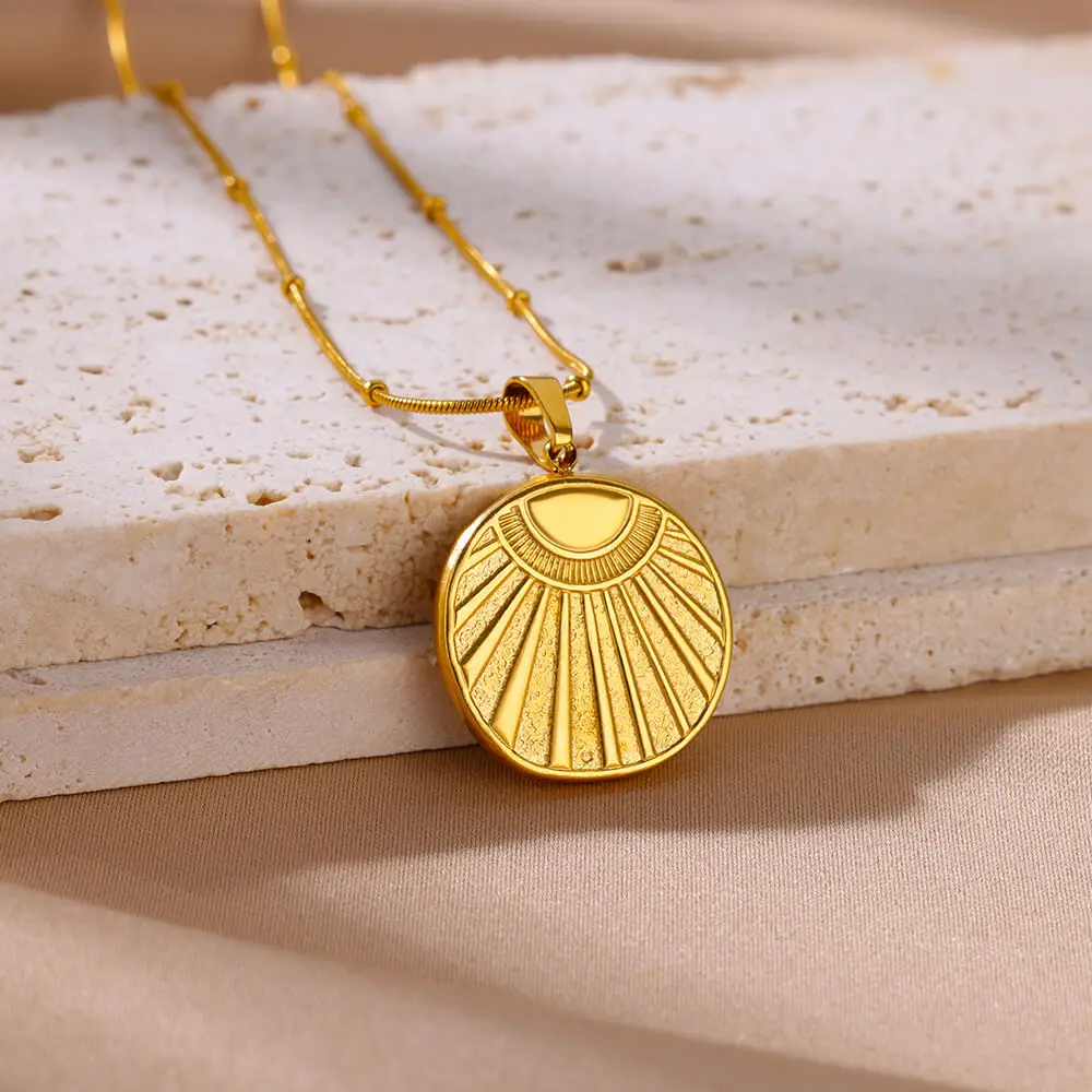 Vintage Gold Color Scallop Pendant Necklace For Women Stainless Steel Chain Choker Necklace Fashion Jewelry Birthday Party Gifts