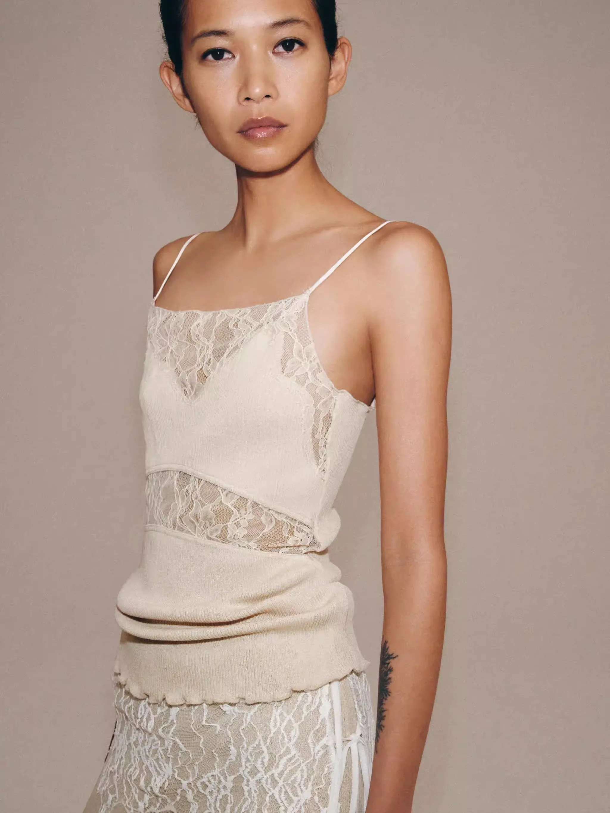 

Elegant Straight Collar Lace Seamless Fabric Strap Top New Summer Women's Fashion 18-25 Years Old 2026 Seasonal Trend
