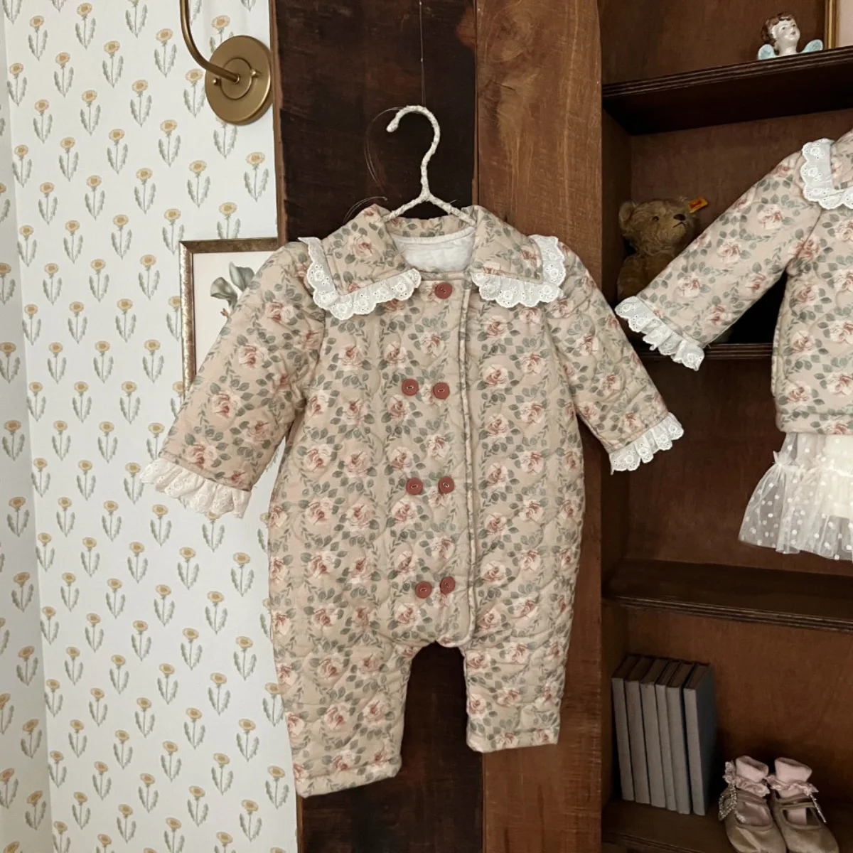 2025 invierno nuevo bebé encaje solapa mameluco más terciopelo grueso niñas Vintage Floral acolchado mono recién nacido ropa cálida 0-24M