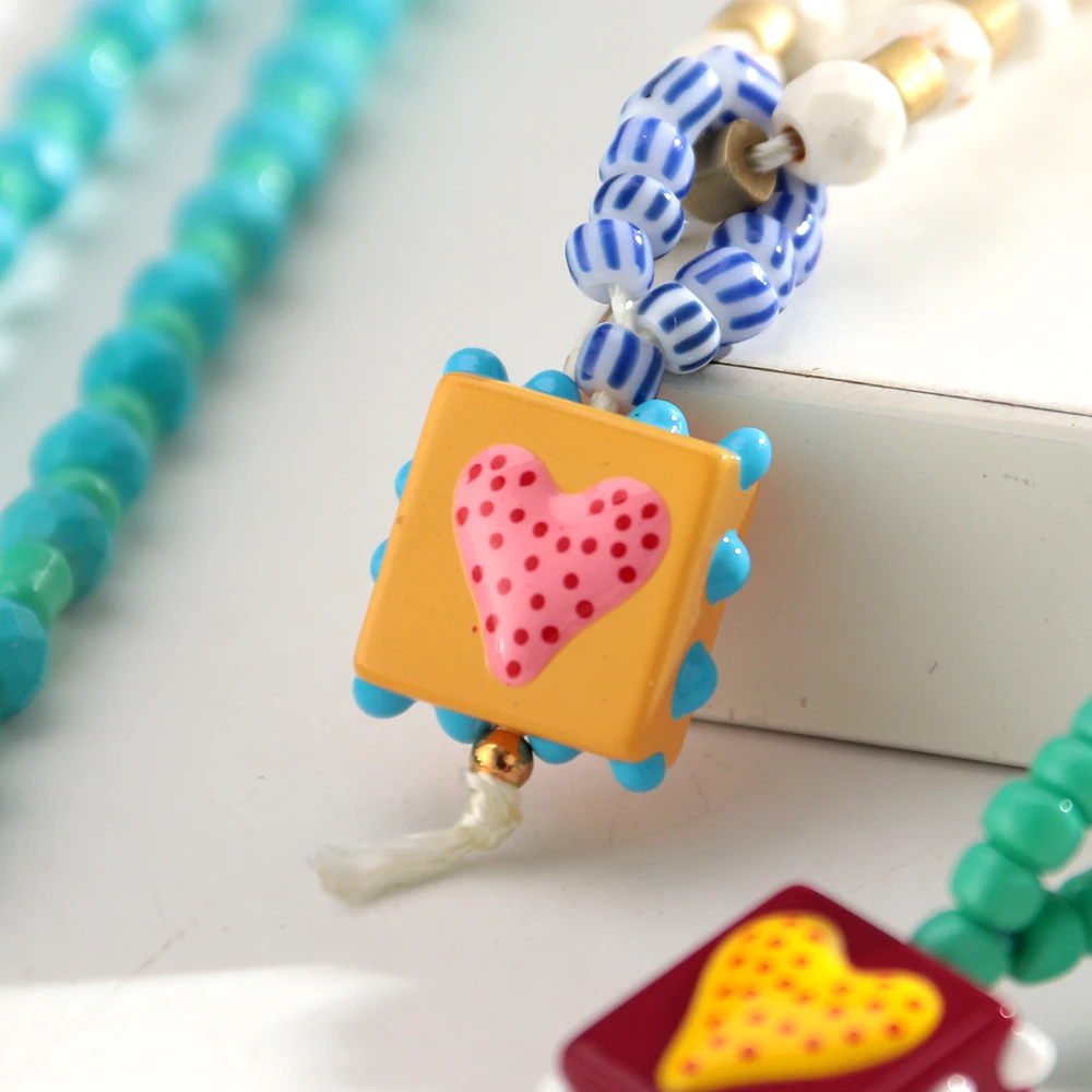 Niedliche kleine weiße türkisfarbene Perlen-Halskette mit Herz-Glasanhänger, exquisite Acryl-Perlen-Choker-Halskette, trendiges Schmuckgeschenk – Detail 5