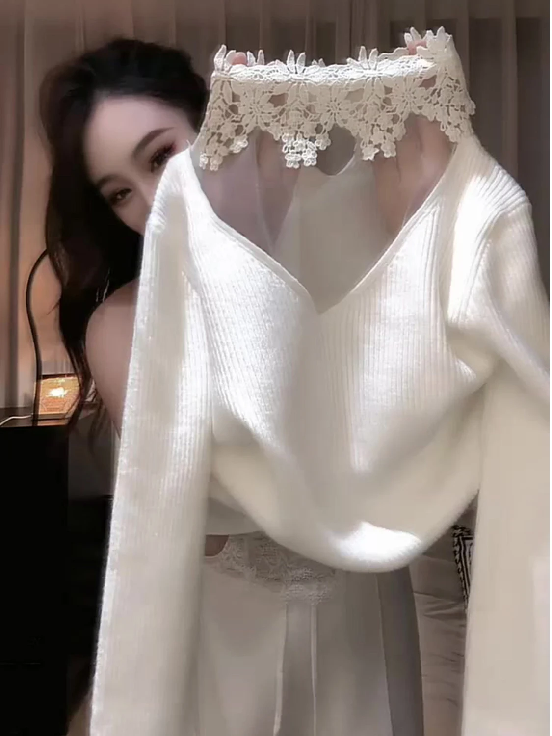 

Трикотажный топ с V-образным вырезом и кружевной отделкой, облегающий, средней длины, мягкий, длинный рукав