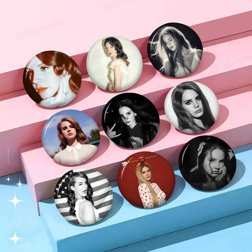 Broches de dibujos animados de la cantante popular Lana Del Rey, insignias de anime, broches redondos hechos a mano, pines de solapa, joyería para mochilas, ropa y regalos.