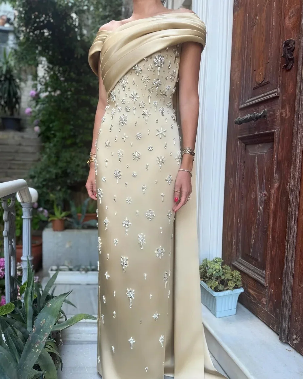 

Изысканное вечернее платье из шифона с плиссировкой и стразами, с открытыми плечами, прямого кроя, для выпускного вечера и торжественных мероприятий