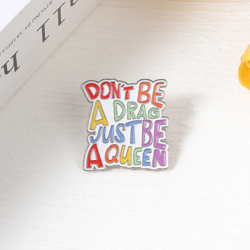 Don't Be A Drag Just Be A Queen Emaille-Pins, motivierende, freche Regenbogen-Zitate, Brosche, Rucksack- und Kleidungsabzeichen, Modeschmuck, Geschenk – Detail 8