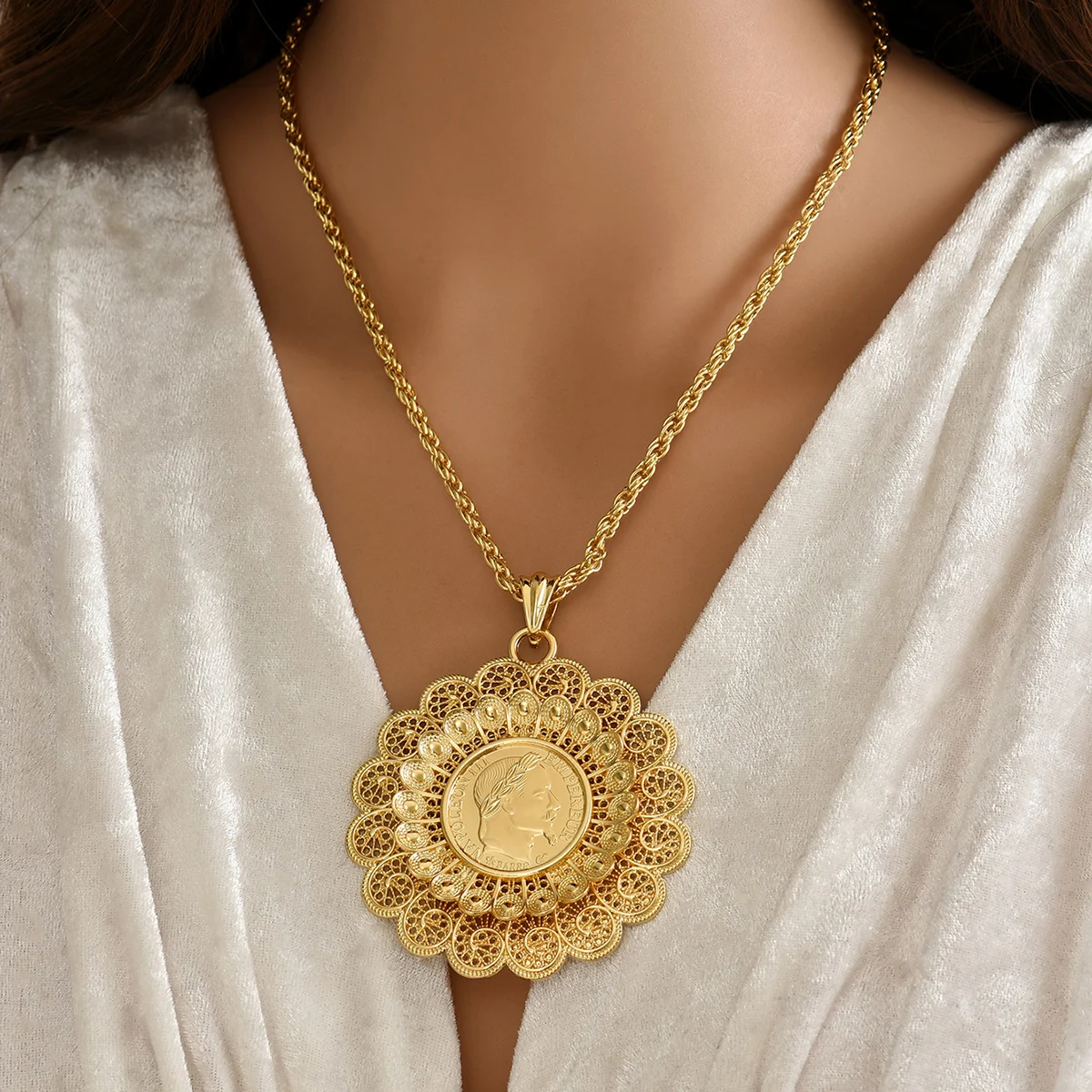 An Arab Lady's Necklace With A Gold-Plated Round Pendant In Hip-Hop Style Traditional Wedding Dress Jewelry With Twisted Chain