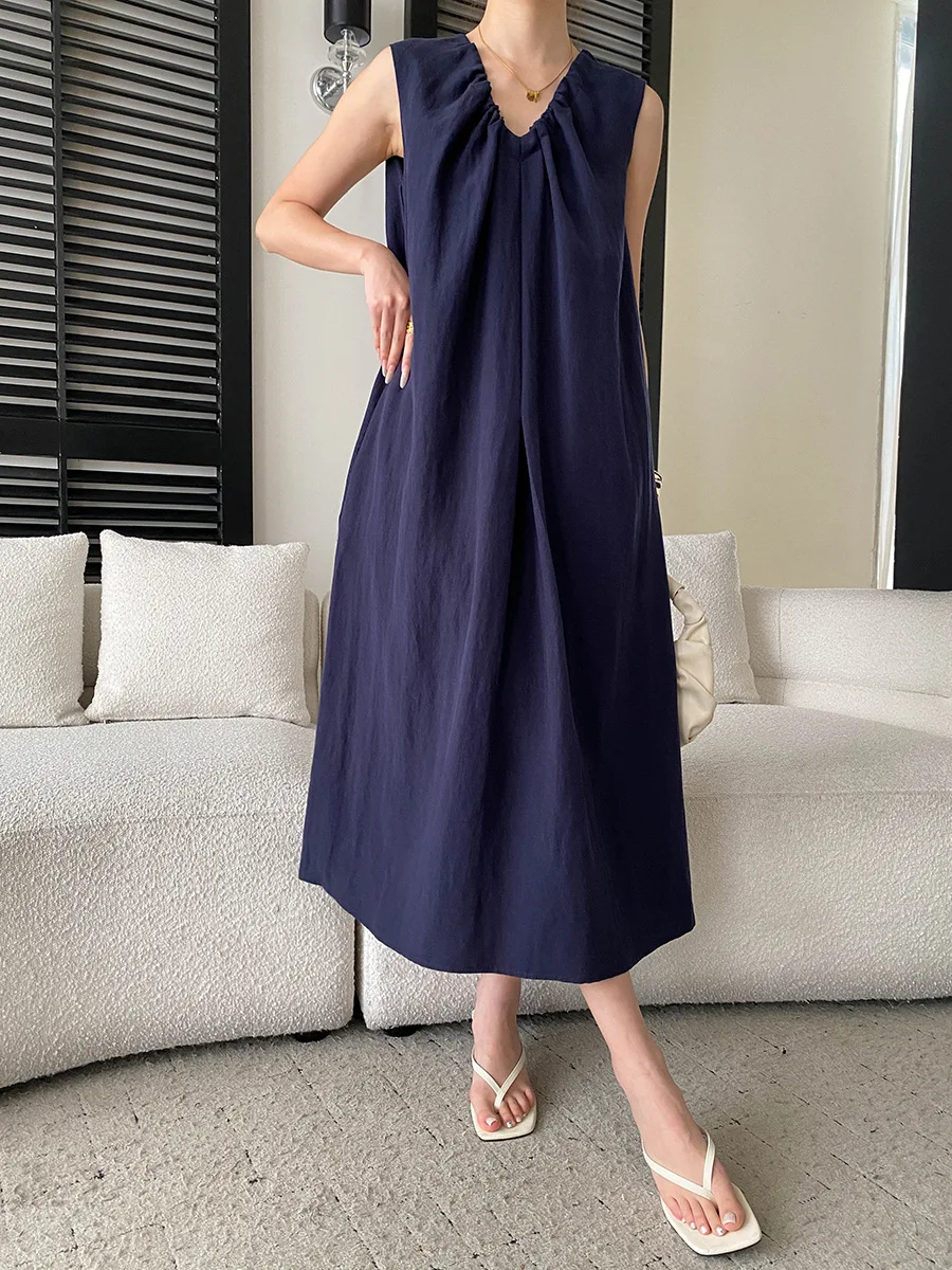 Sommerliches Damenkleid in unifarbenem, plissiertem Design mit V-Ausschnitt, Schnürung an der Taille und schlankmachendem, ärmellosem Schnitt. – Detail 25