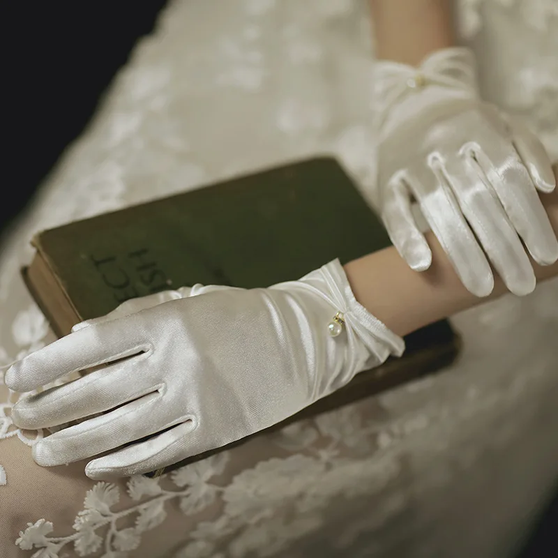 Guantes de satén blanco para vestido de novia, guantes cortos elegantes con lazo de perlas y pétalos, guantes de novia de malla, accesorios fotográficos versátiles, retro perla