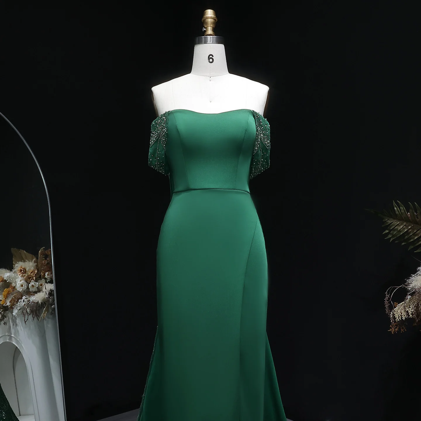 Sharon Said Smaragdgrünes Abendkleid, elegantes schulterfreies Kleid mit Pailletten und Perlen, formelles Partykleid für Damen, SS645, maßgeschneidert. – Detail 8