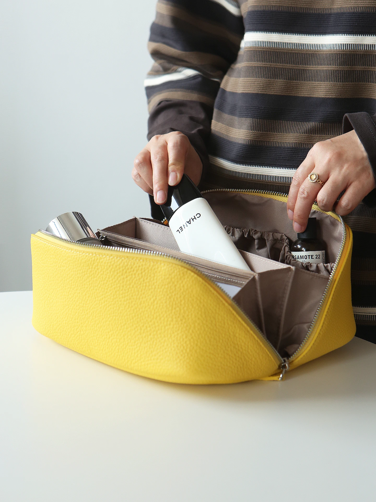 

SAINKHO Genuine Leather eup Bag Cowhide Travel Toiletry Bag High End Women's Handheld Large Opening Storage Bag