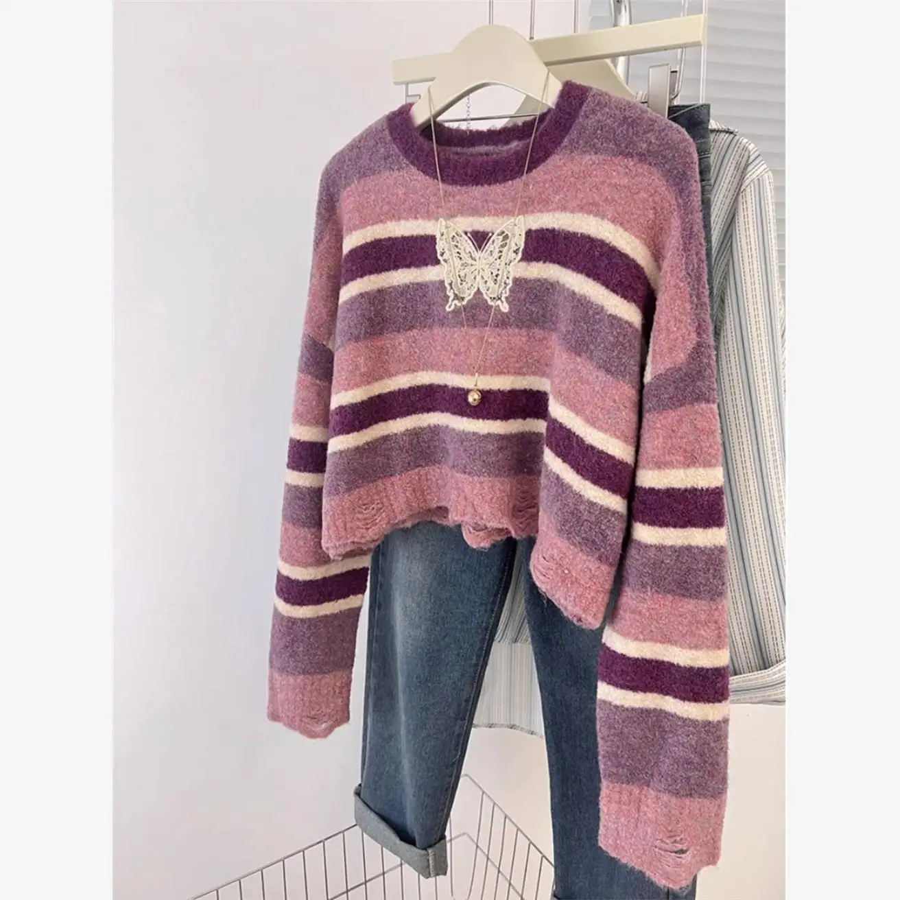 سترة نسائية قصيرة محبوكة 2025 جديدة لخريف وشتاء بتصميم أمريكي عتيق بألوان متباينة ومخططة مع فتحات