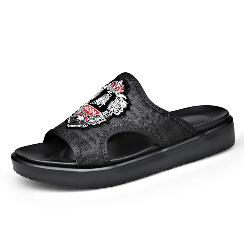 

2023 летние новые мужские тапочки с вышивкой, черные модные повседневные пляжные туфли, мужские высококачественные легкие тапочки на мягкой основе, мужские