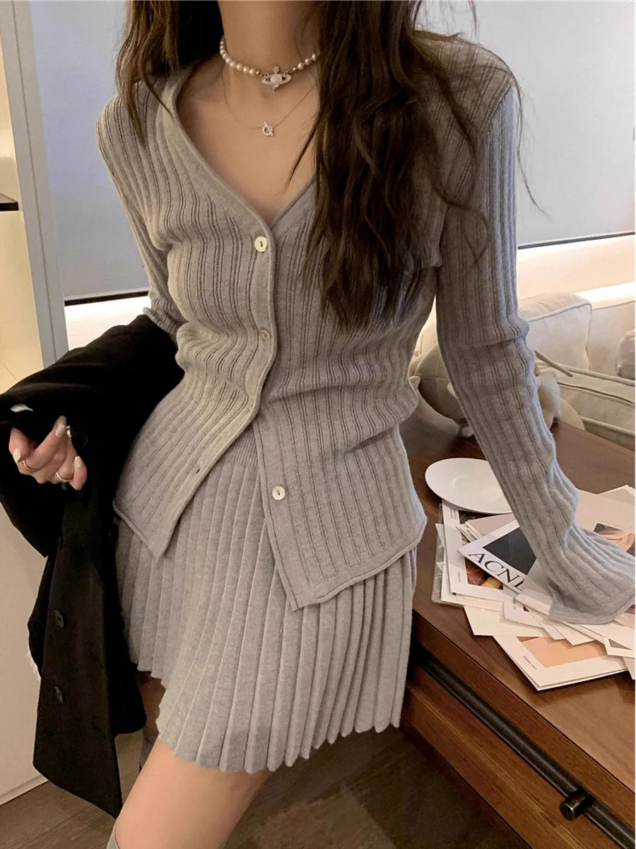A complete set of women's 2024 new V-neck knitted sweater two-piece set dress for fashion and casual wear in spring and autumn