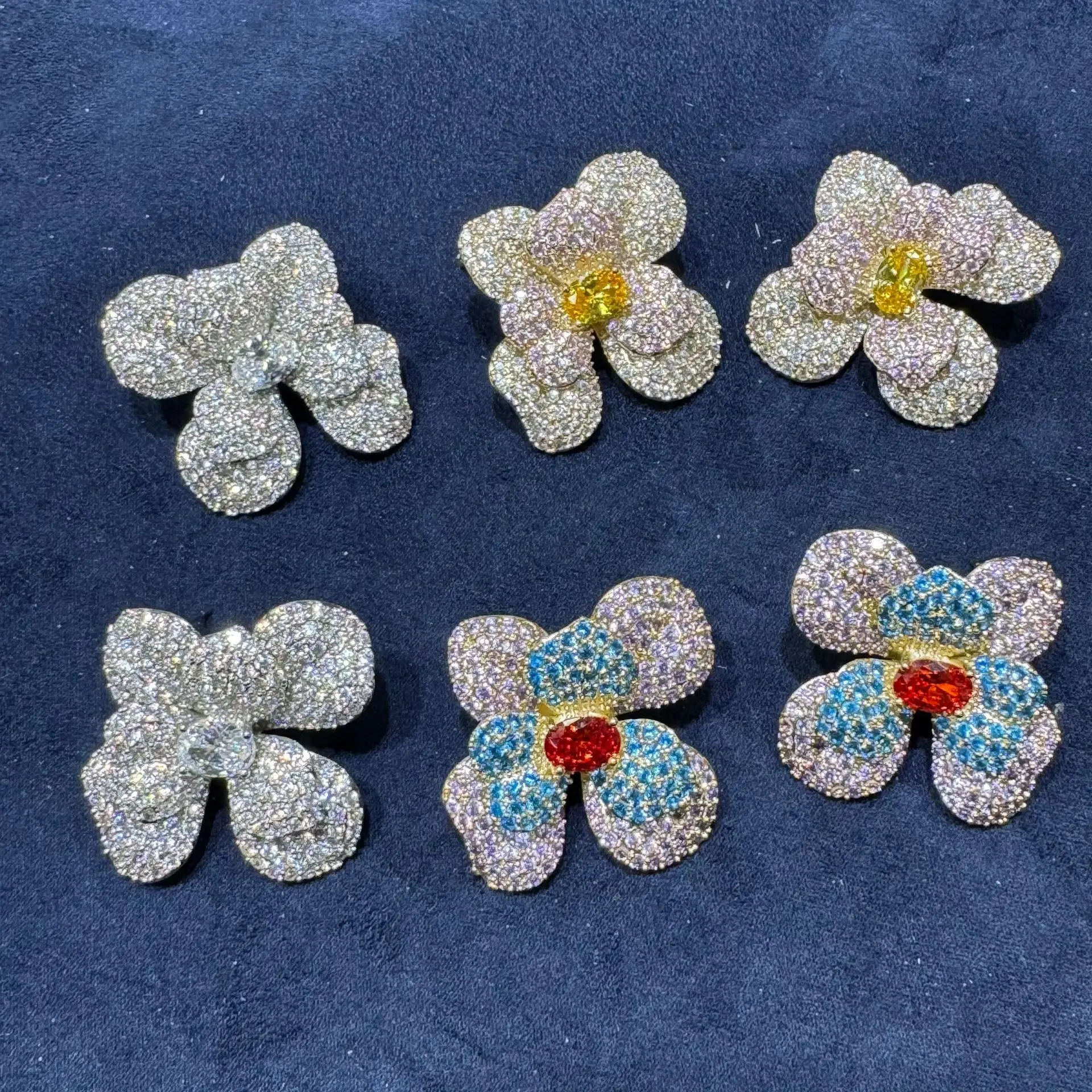 orecchini-a-forma-di-fiore-con-zirconi-cubici-alla-moda-per-donna-gioielli-brillanti-colore-argento-petali-bianchi-e-blu-orecchini-a-lobo-regalo-per-cena-o-festa