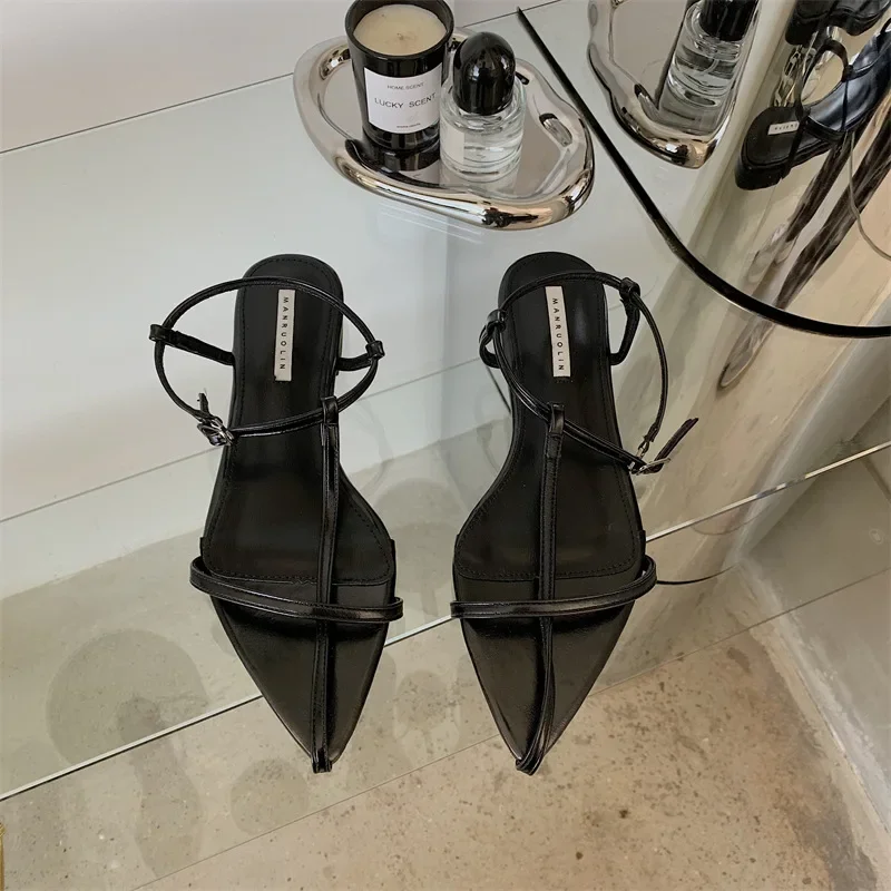 

2025 Spring/summer New Niche Design Flat Heel Roman Sandals Fashion Cross Strap Pointed Toe Exposed Toe Women's Flat Shoes