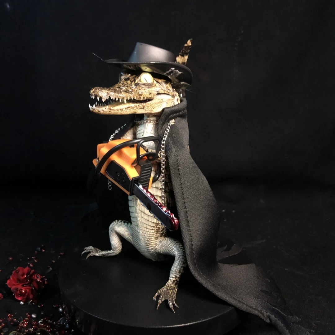 2268 Gothic Dark Horror Chainsaw Themed Crocodile Plastic Statue Spooky Craft Ornament Halloween Christmas Party Desktop Decor