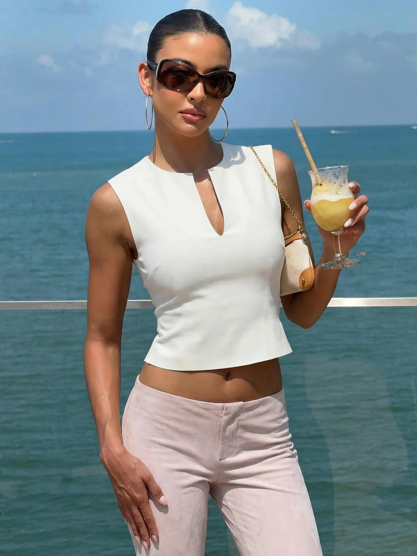 Hugcitar 2026 Top Corto Sexy de Color Puro con Cuello en V para Mujer, Ropa Femenina de Primavera Verano para Playa, Vacaciones, Club, Venta al por Mayor