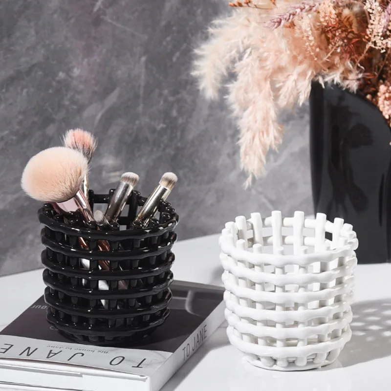 เซรามิคเรียบง่ายแต่งหน้ากล่องเครื่องมือโมเดิร์นสีดําสีขาวตะกร้าผลไม้ผู้ถือสบู่สร้างสรรค์ตกแต่งบ้านสําหรับคริสต์มาสปีใหม่วาเลนไทน์