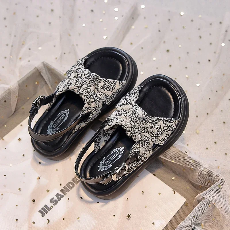 أحذية الأميرة للفتيات أحذية أنيقة بنعل ناعم للأطفال أحذية الشاطئ بأصابع مفتوحة كاجوال لصيف 2025 صنادل أطفال جديدة غير قابلة للانزلاق أنيقة حلوة #4