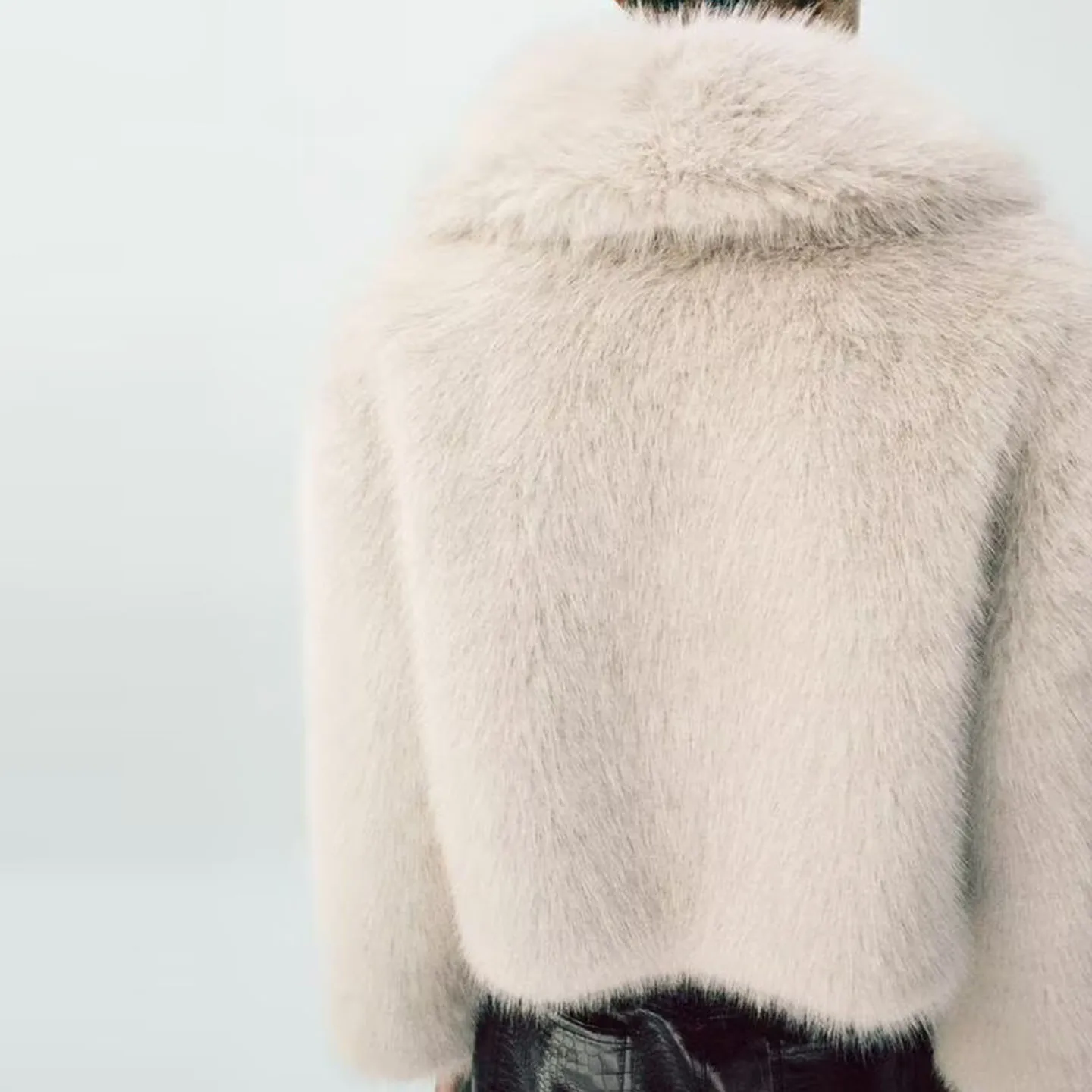 سترة قصيرة نسائية من زاداتا بياقة كلاسيكية وأكمام طويلة بتأثير الفرو الصناعي، مقاس قياسي، مصنوعة من مواد أخرى، ملابس خارجية ل...