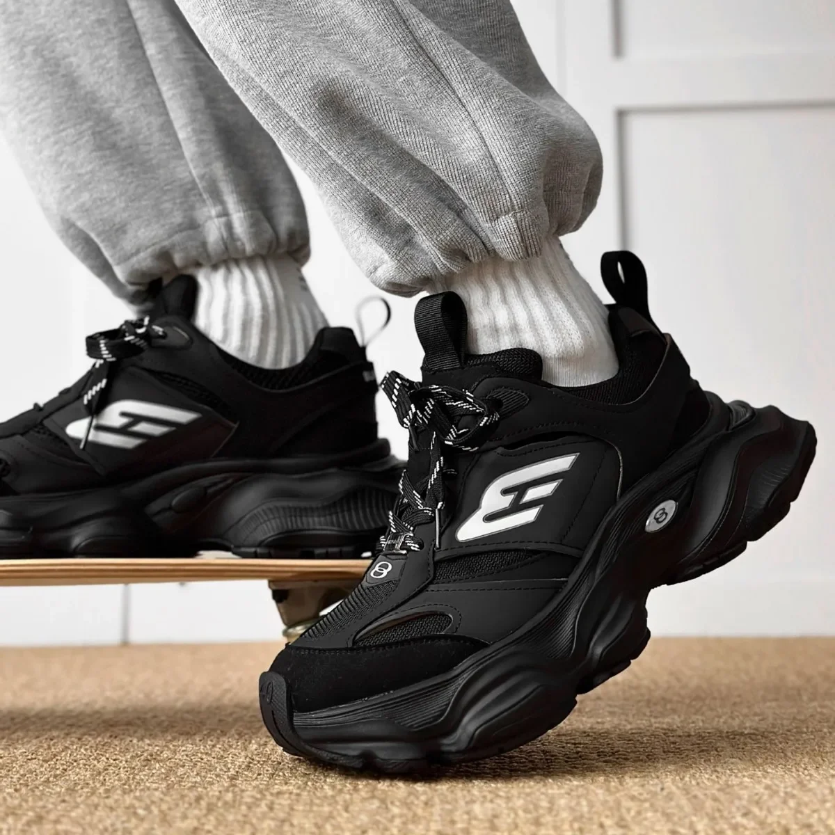 

Ins Paris catwalk 2025 increases the trend of Joker sports casual fashion men's shoes.