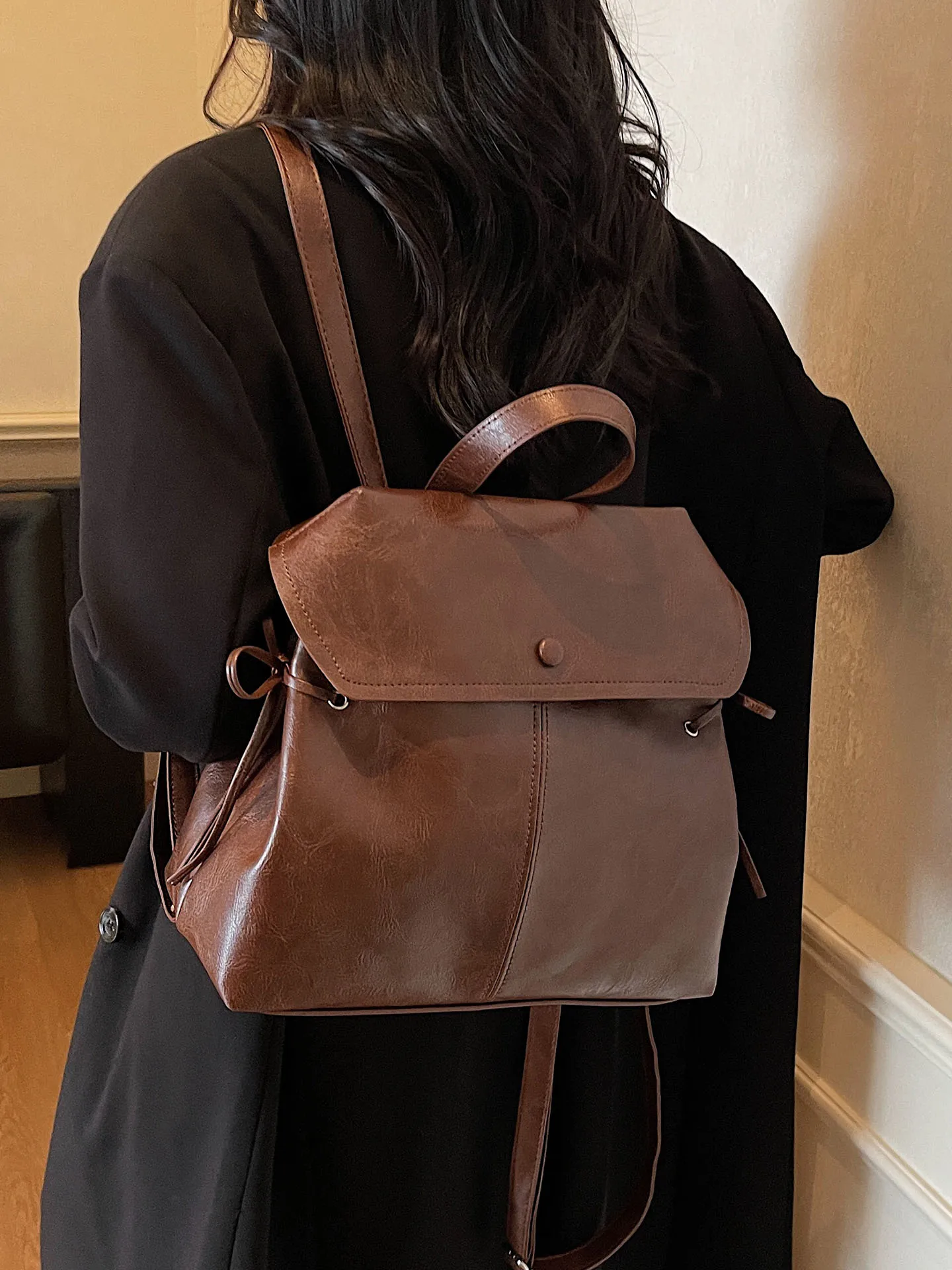 

Высококачественный прямоугольный рюкзак, женский осенний новый клапан из искусственной кожи, дорожные сумки, модная большая вместительная черная сумка на одно плечо