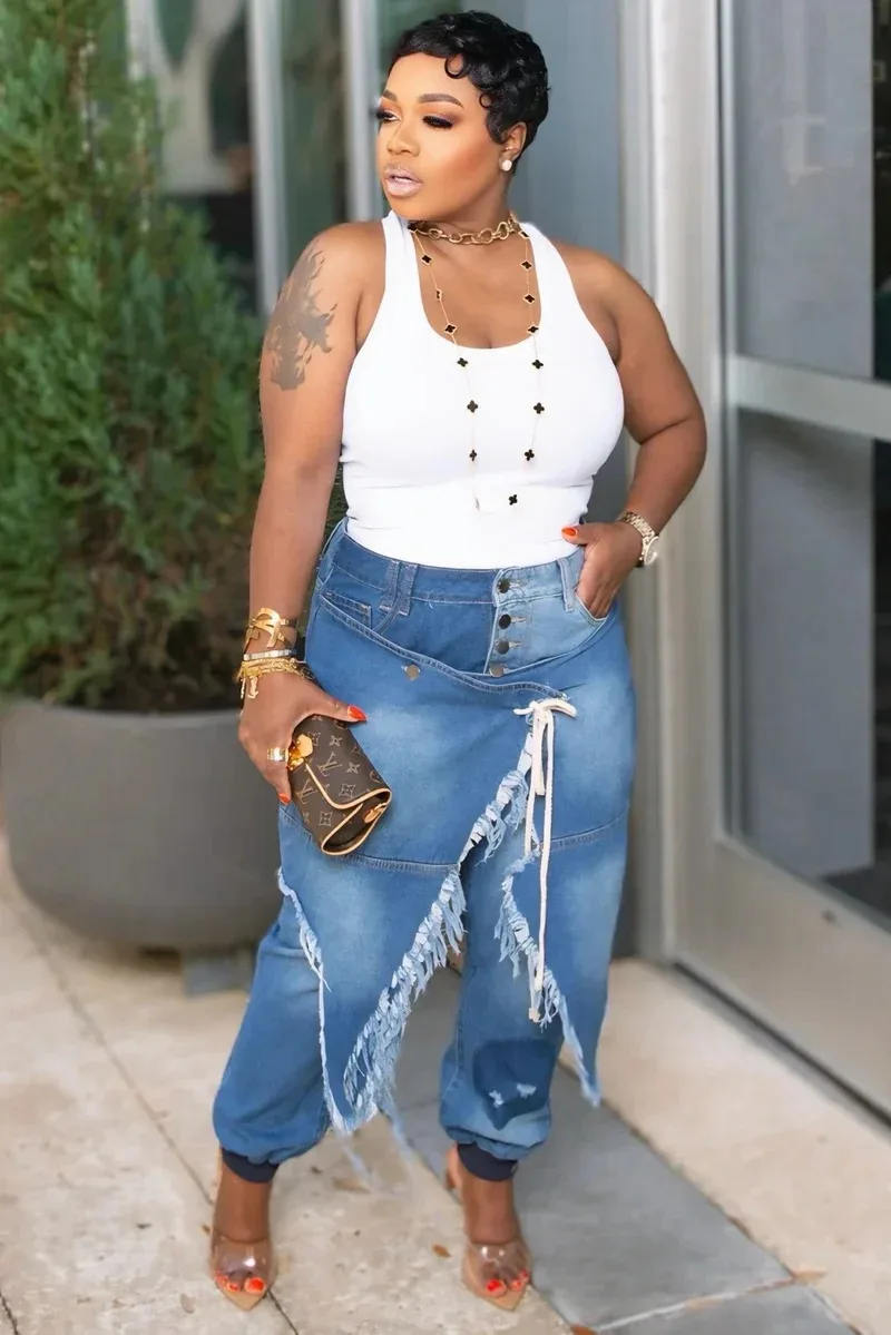 Damskie obcisłe jeansy z dziurami, sznurowaniem i frędzlami - asymetryczne, postarzane, jasno niebieskie denimy z średnim stanem.