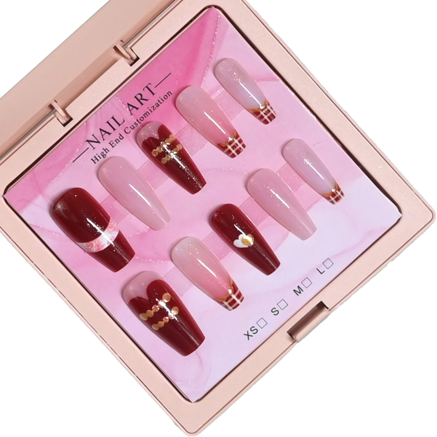 10 handgefertigte Sargnägel in rosa Etui. Burgunderrot und Nude mit Karomusterbesatz, goldene Herzen. Wiederverwendbar, ideal für Dates, Festivals und Gigs